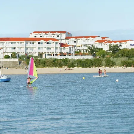 With A View On The Pool Or Near Boyard דירה *